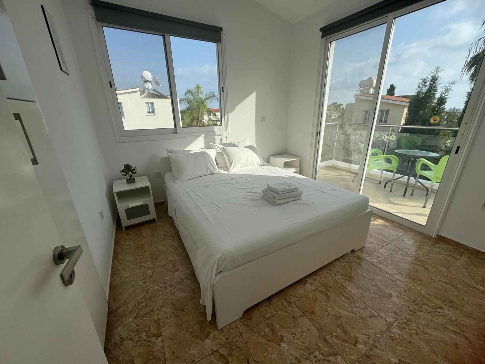 Villa Coralia Gardens 1Km From Coral Bay Beach Exterior photo
