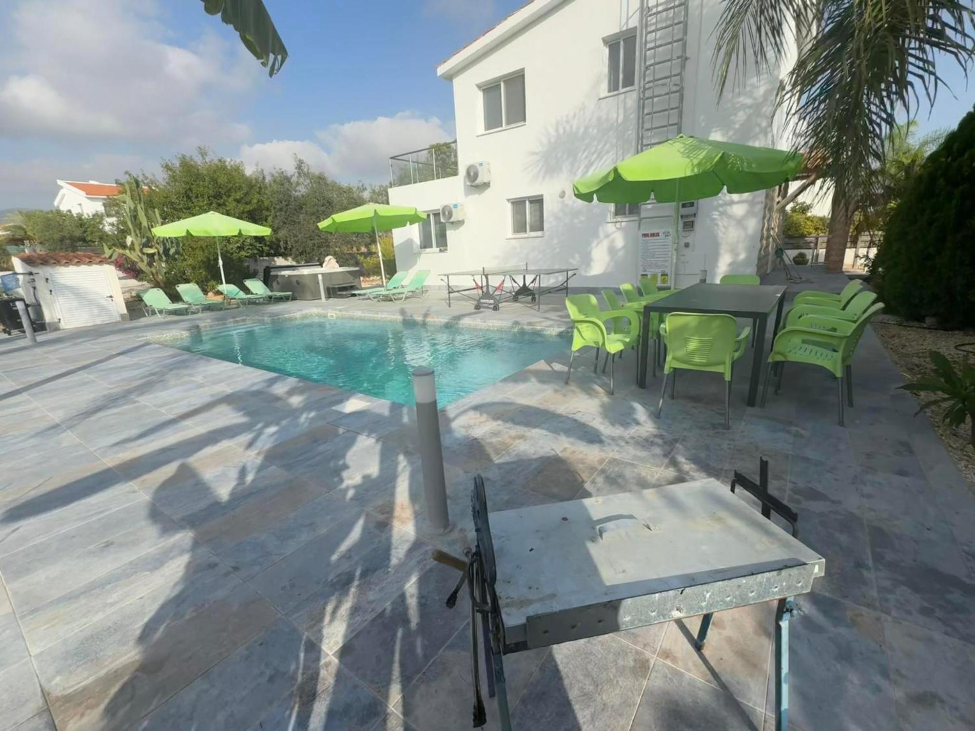 Villa Coralia Gardens 1Km From Coral Bay Beach Exterior photo