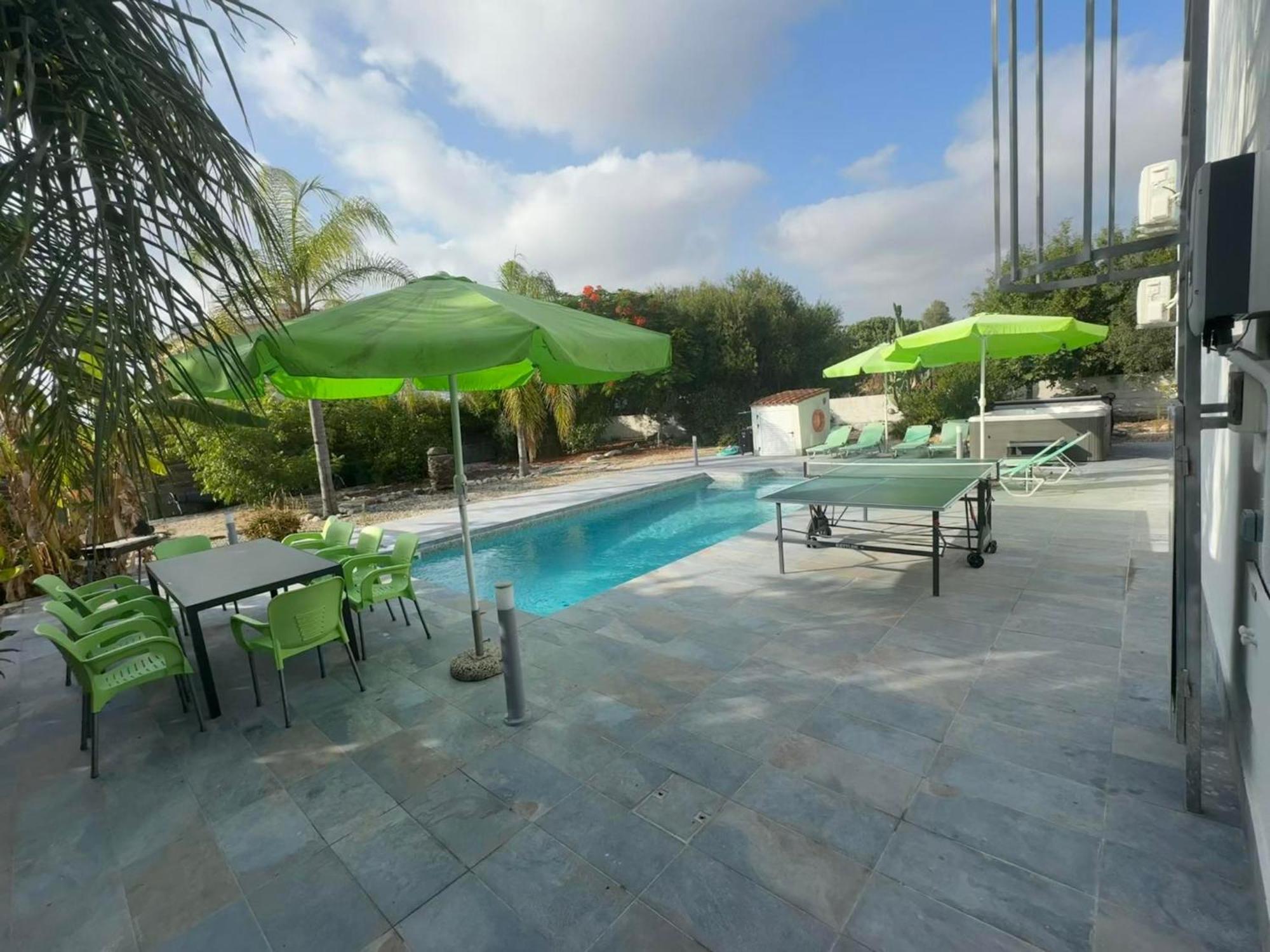 Villa Coralia Gardens 1Km From Coral Bay Beach Exterior photo