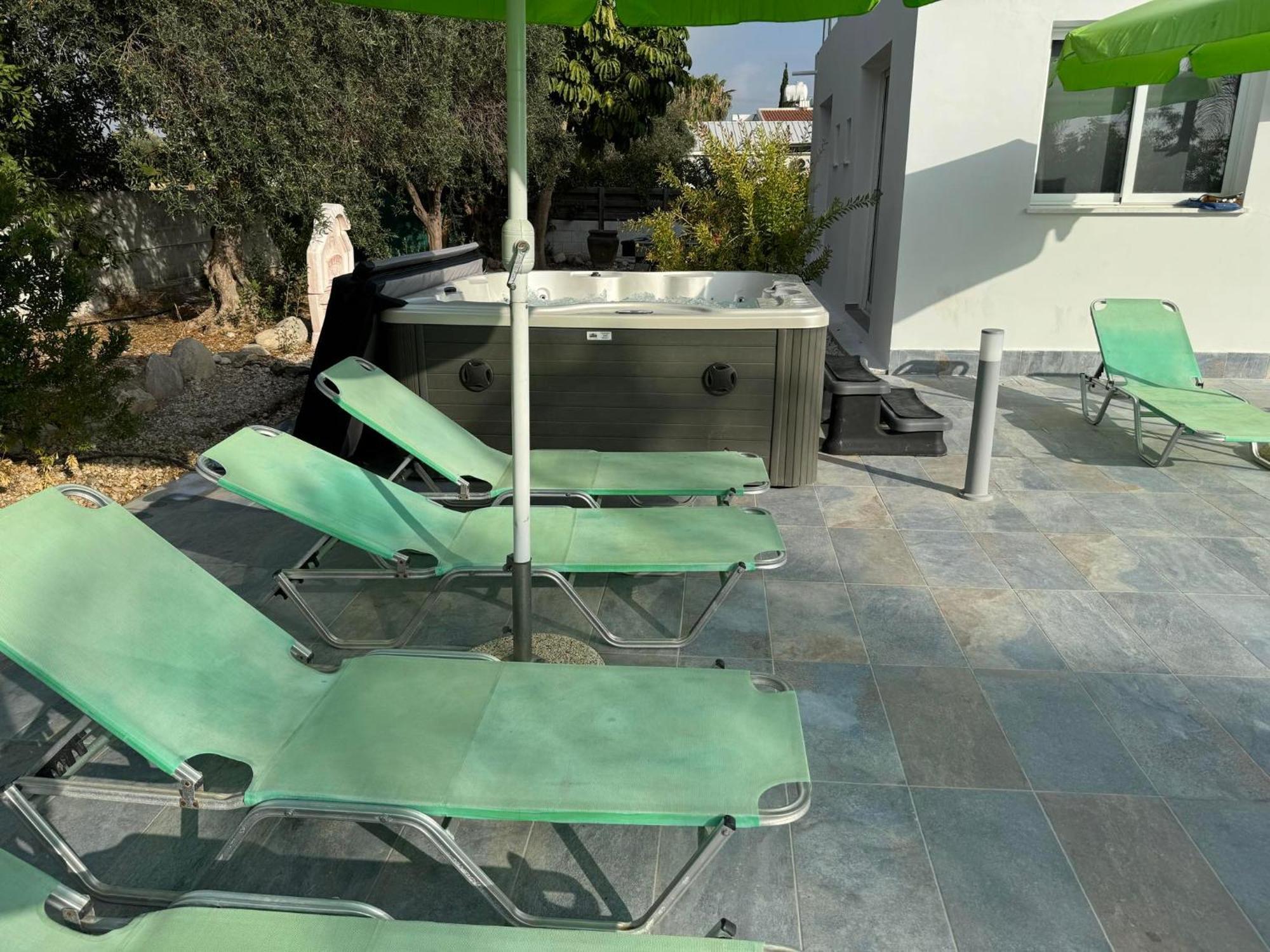 Villa Coralia Gardens 1Km From Coral Bay Beach Exterior photo